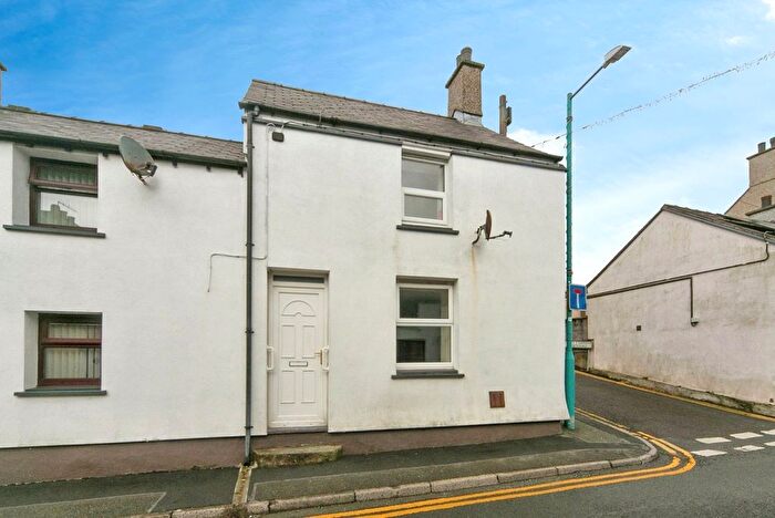 2 Bedroom End Terrace House For Sale In High Street, Deiniolen, Caernarfon, Gwynedd, LL55