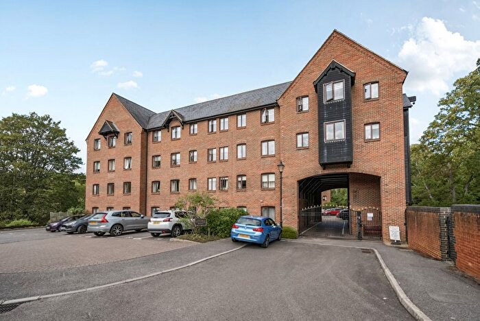 2 Bedroom Flat For Sale In Silk Lane, Twyford, Reading, Berkshire, RG10