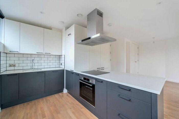 2 Bedroom Flat To Rent In The Vale, Acton, London, W3