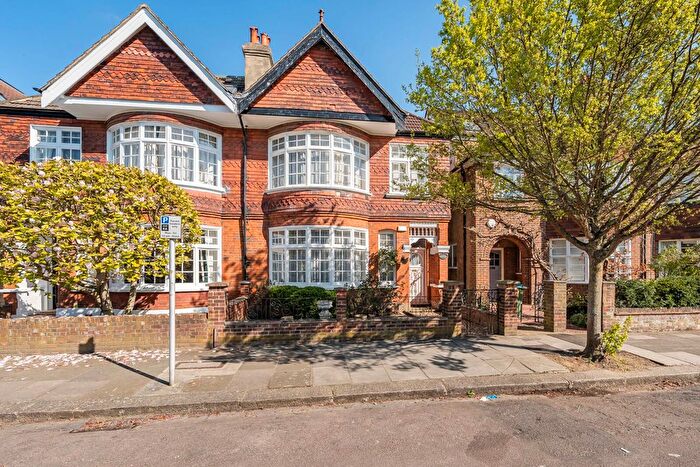 3 Bedroom Semi-detached House For Sale In Beechwood Avenue, Surrey, TW9