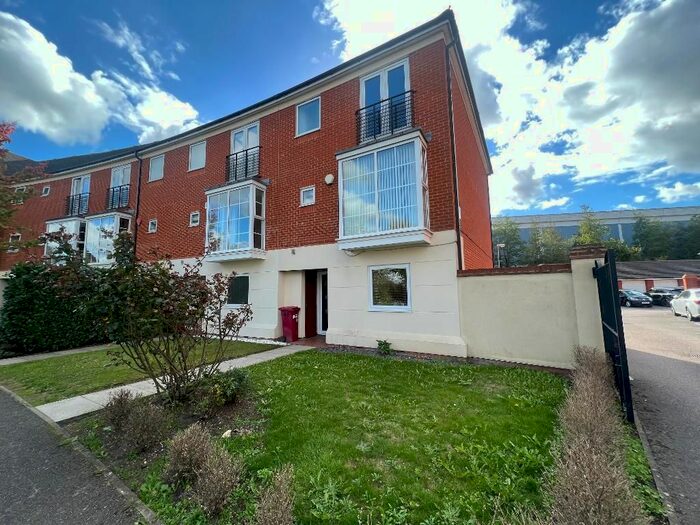 5 Bedroom Town House To Rent In Grasholm Way, Langley, SL3