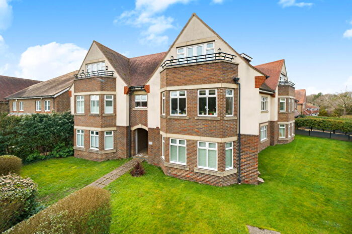 2 Bedroom Flat For Sale In Forest Road, Leatherhead, KT24
