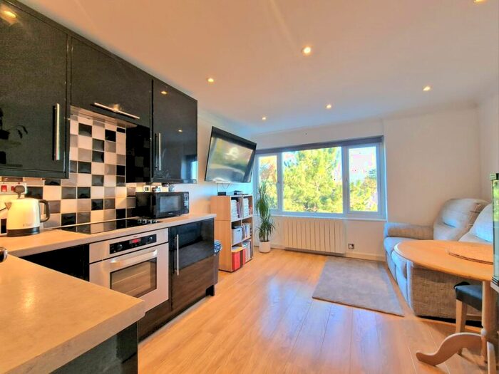 1 Bedroom Flat To Rent In Osborne Court, Osborne Road, Farnborough, GU14