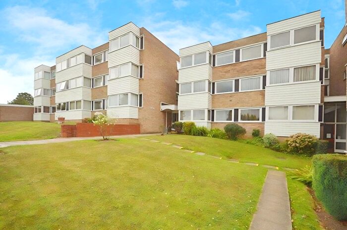 2 Bedroom Flat To Rent In Carlton Close, Upminster, RM14