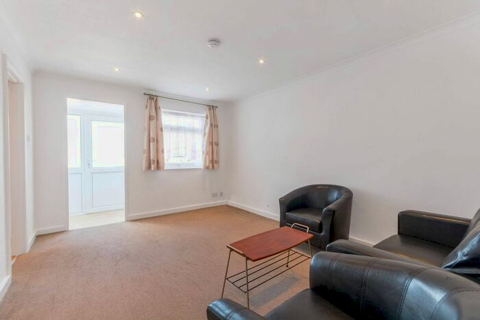 2 Bedroom Flat To Rent In Clive Parade, Northwood, HA6