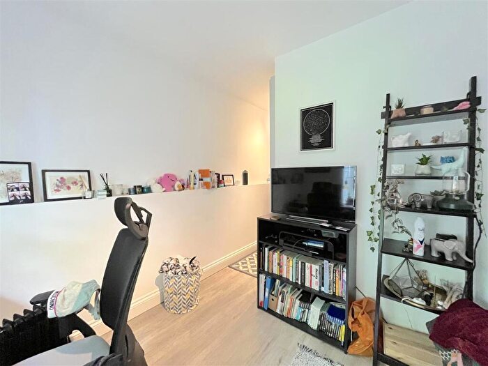 3 Bedroom Flat To Rent In Crescent Road, London, N8