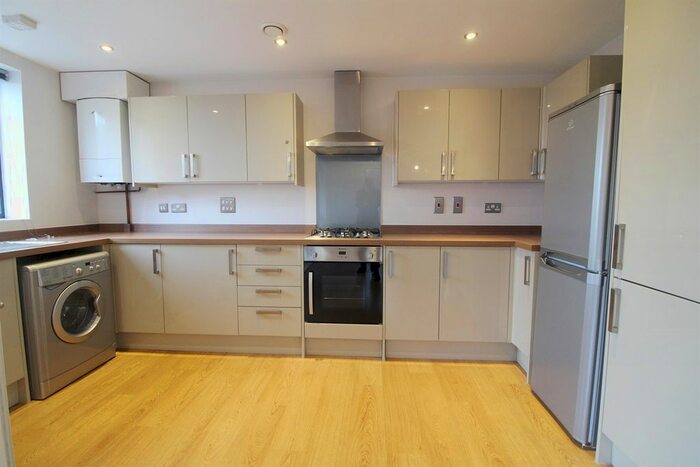 2 Bedroom Flat To Rent In Alleyne Close, Reading, RG1