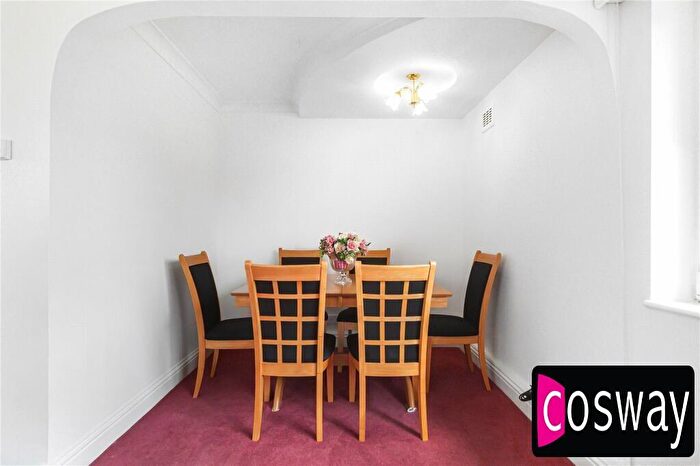2 Bedroom Flat For Sale In Holders Hill Road, Mill Hill, NW7