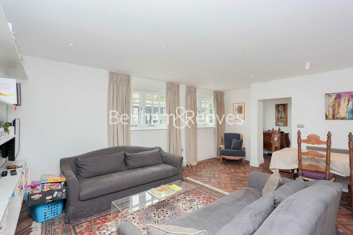 4 Bedroom Flat To Rent In Albert Mews, Kensington, W8