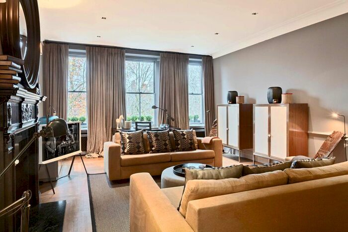 2 Bedroom Flat To Rent In Cadogan Square, London, SW1X