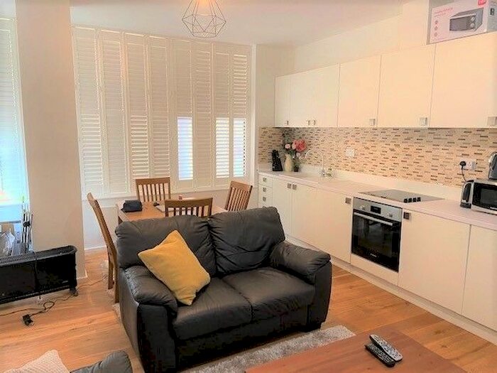 2 Bedroom Flat To Rent In Ambassador House, Cavendish Avenue, Harrow, HA1