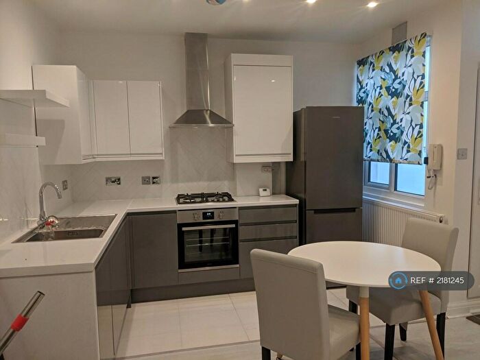 2 Bedroom Flat To Rent In Kingsland Road, London, E2