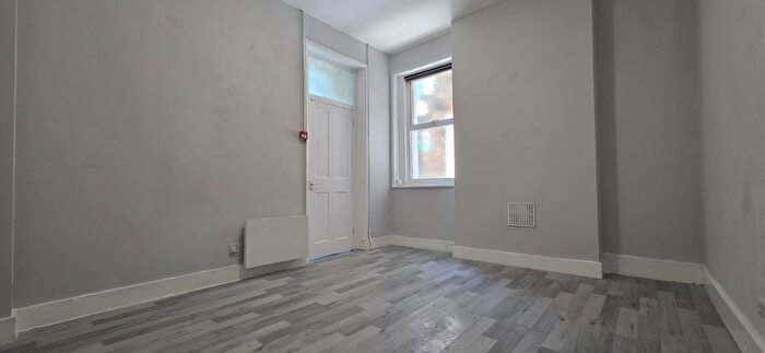 Studio To Rent In Whitworth Road, London, SE25