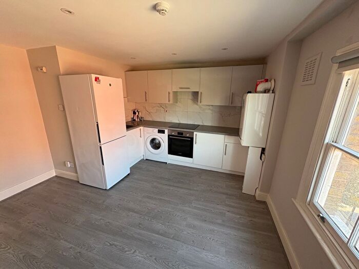 3 Bedroom Flat To Rent In Well Street, Hackney, E9