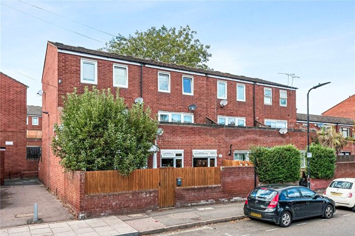 3 Bedroom Maisonette For Sale In Halesworth Close, London, United Kingdom, E5