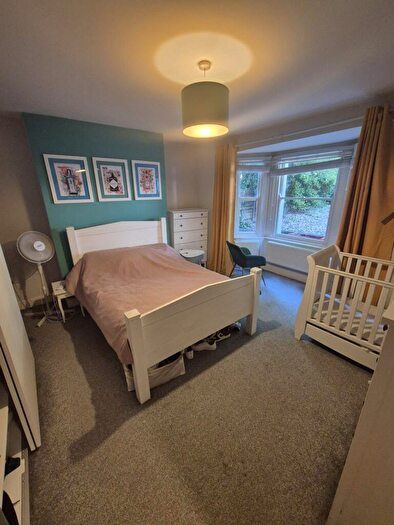 Flat To Rent In Basement Flat, Queens Drive, Hackney, London, N4