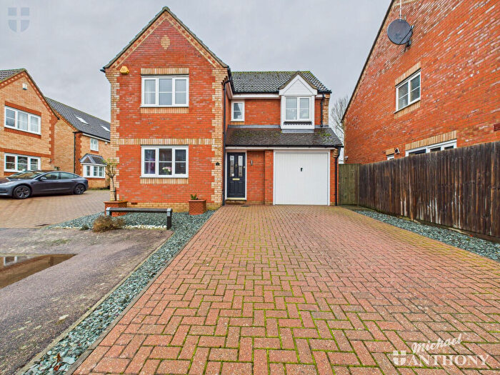 4 Bedroom Detached House For Sale In Dixon Close, Aylesbury, HP21