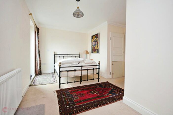 2 Bedroom Flat For Sale In Kingsgate Avenue, Broadstairs, CT10
