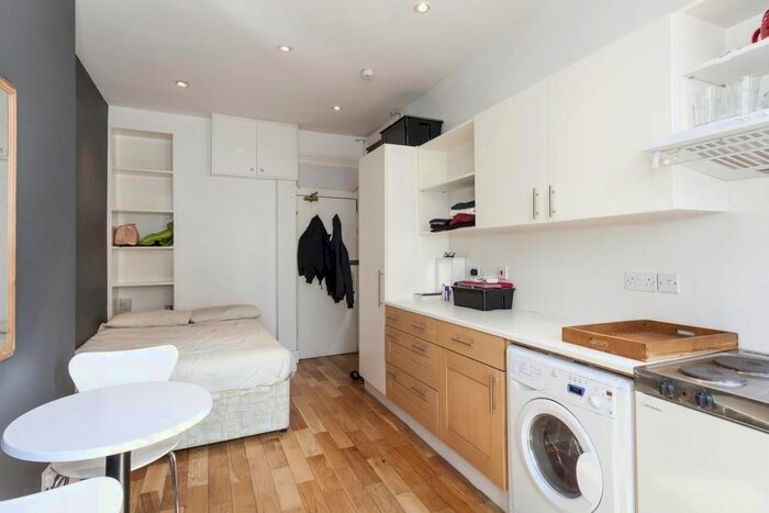 Studio To Rent In Kensington High Street, London, W8