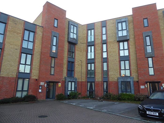 2 Bedroom Flat To Rent In Oscar Wilde Road, Reading, Berkshire, RG1
