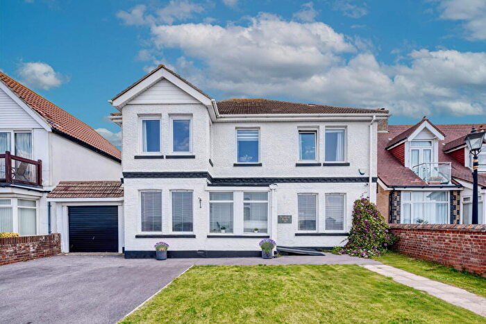 4 Bedroom Detached House For Sale In Marine Parade East, Lee-on-the-Solent, PO13