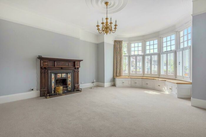 6 Bedroom Semi-Detached House To Rent In Clifton Avenue, Finchley, N3