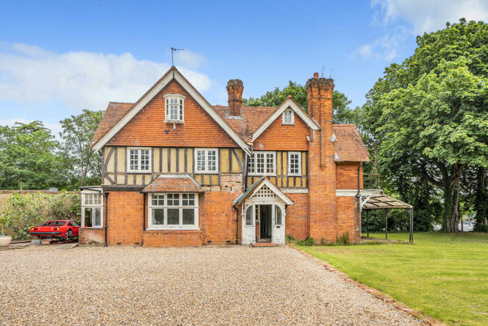 7 Bedroom Detached House For Sale In Bridge Road, Chertsey, KT16