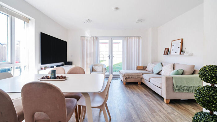 3 Bedroom Detached House For Sale In George Avenue, Glebe Farm, MK17