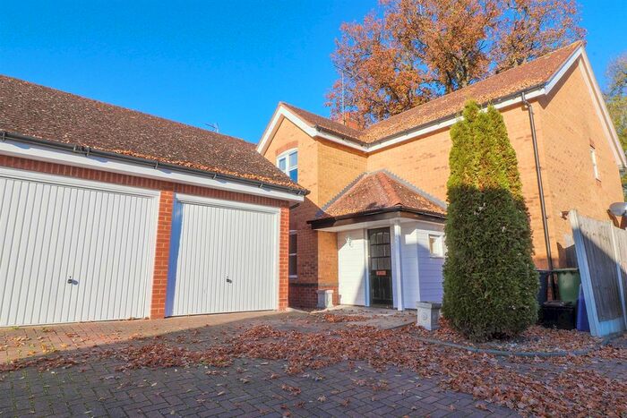 4 Bedroom Detached House To Rent In Ellis Close, Hoddesdon, Herts EN11