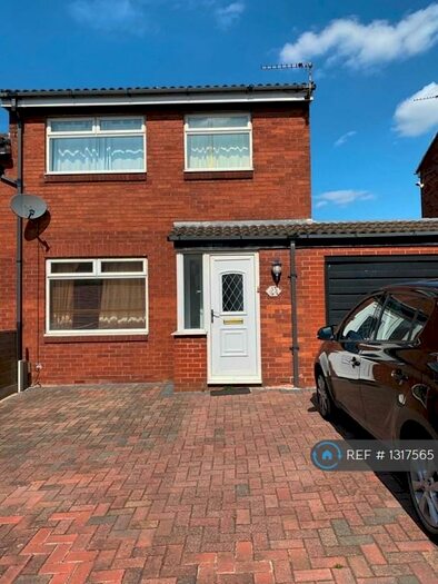 3 Bedroom Semi-Detached House To Rent In Crompton Street, Oldham, OL1