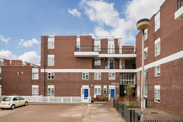 2 Bedroom Maisonette For Sale In Old Bethnal Green Road, London, E2