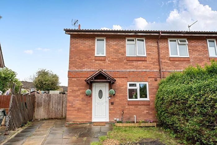 3 Bedroom Semi-Detached House For Sale In Eeles Close, Aylesbury, HP19