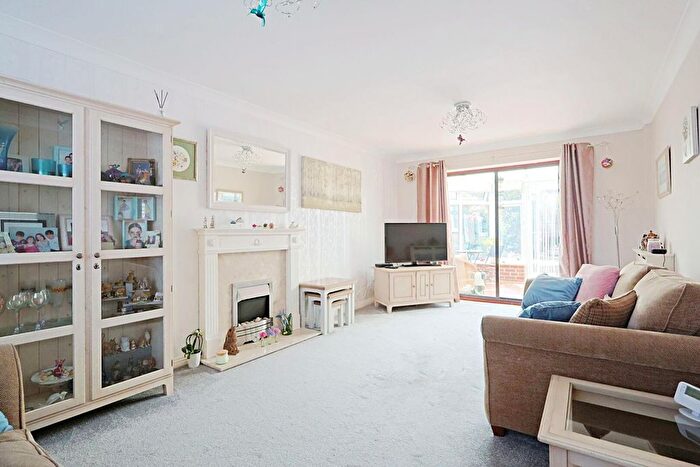 4 Bedroom Detached House For Sale In Dogwood Road, Broadstone, BH18 - Photo 4