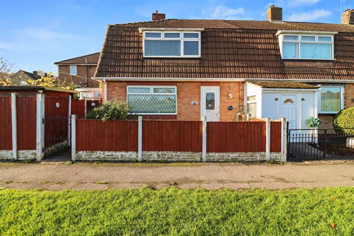 3 Bedroom Semi-Detached House To Rent In Kenyon Road, Hady, S41