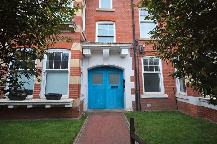 2 Bedroom Flat To Rent In Barry Road, London, SE22