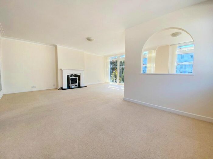 2 Bedroom Flat To Rent In Meriden Close, Poole, Dorset, BH13