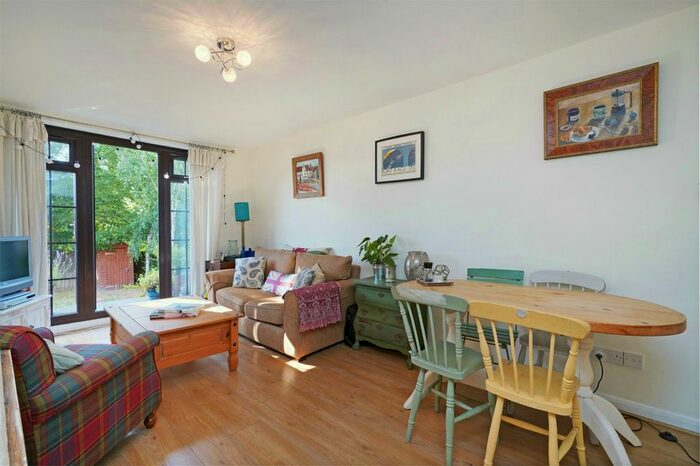 2 Bedroom Flat To Rent In York Road, London, W3