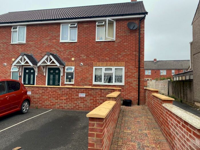 3 Bedroom End Of Terrace House To Rent In Town Center, SN2