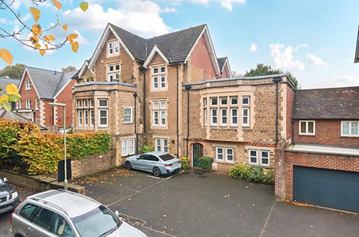 2 Bedroom Flat For Sale In Godalming, Surrey, GU7
