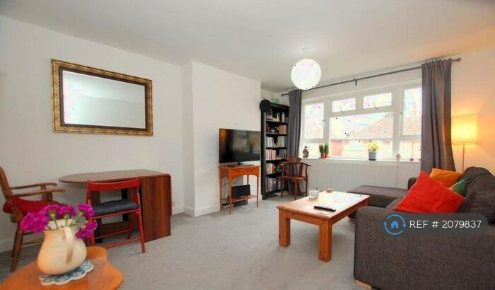 3 Bedroom Flat To Rent In Martins Road, Bromley, BR2