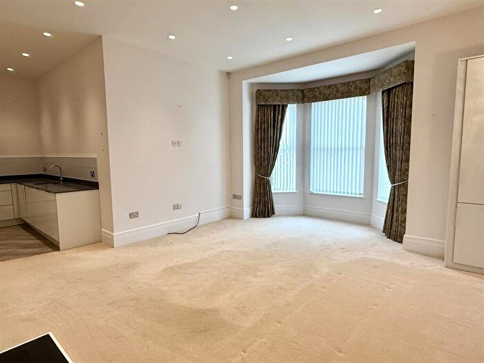 2 Bedroom Apartment To Rent In Grassdale Park., Brough, HU15