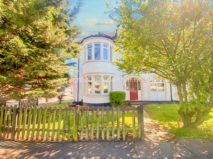 2 Bedroom Flat To Rent In Cheltenham Road, Southend On Sea, SS1