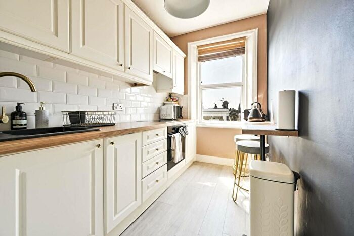 1 Bedroom Flat To Rent In Barons Court Road, Barons Court, W14