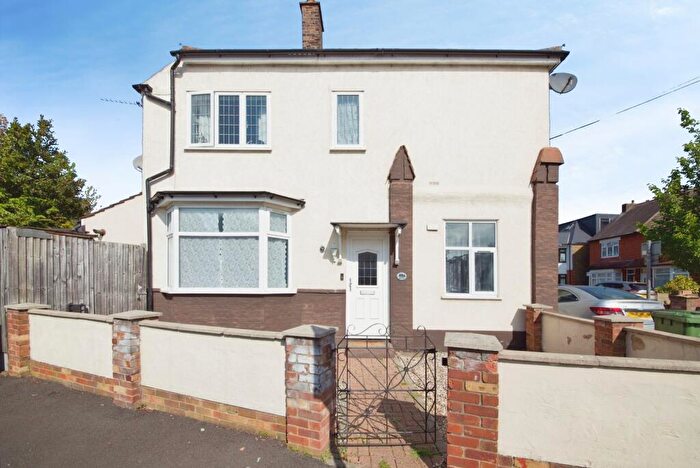 2 Bedroom Maisonette For Sale In Willow Street, Romford, RM7