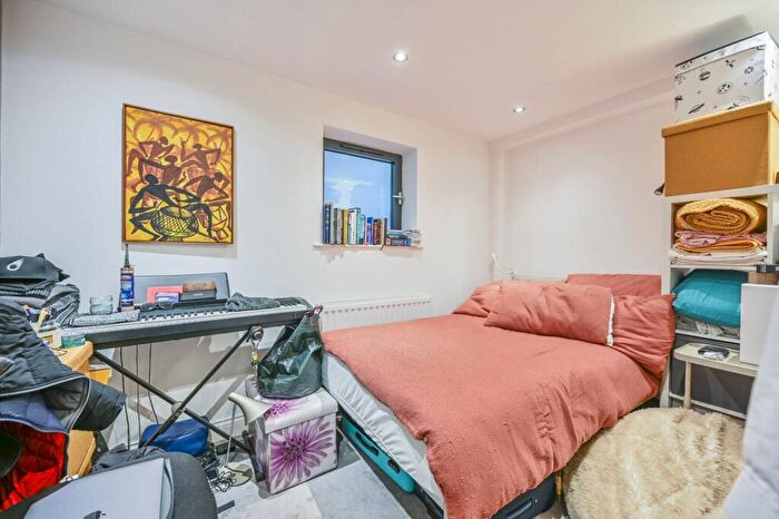 3 Bedroom Flat To Rent In Colney Hatch Lane, , Muswell Hill, London, N10