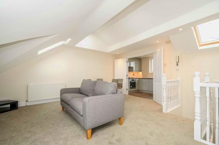 3 Bedroom Flat To Rent In Earlsfield Road, London, SW18