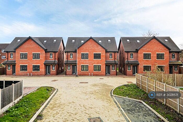 4 Bedroom Semi-Detached House To Rent In Dairy Close, Stockport, SK5