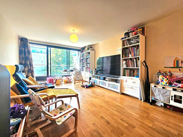 2 Bedroom Flat To Rent In Rothesay Avenue, Raynes Park, SW20