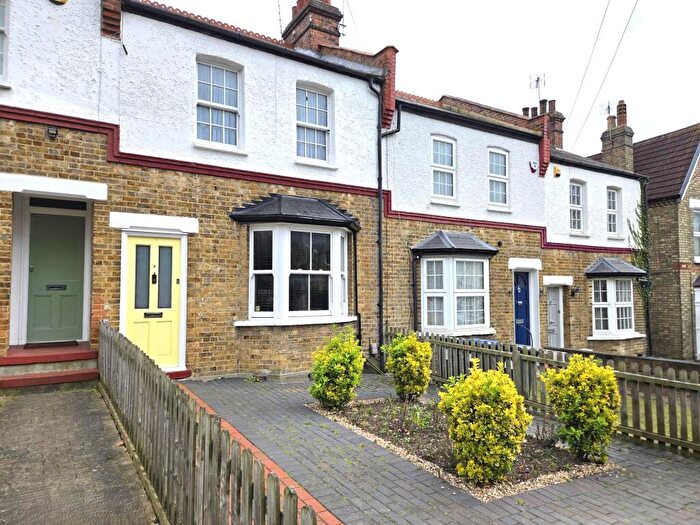 2 Bedroom Cottage To Rent In Avenue Road, London, N14