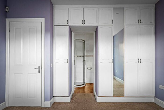 4 Bedroom Detached House For Sale In Poplar Road, Leatherhead, KT22